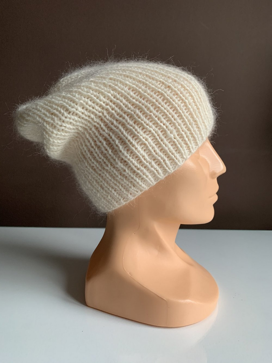Handgefertigte Damenmütze AUREA 100% Baby Merino plus Mohair und Seide 02/01 Ecru