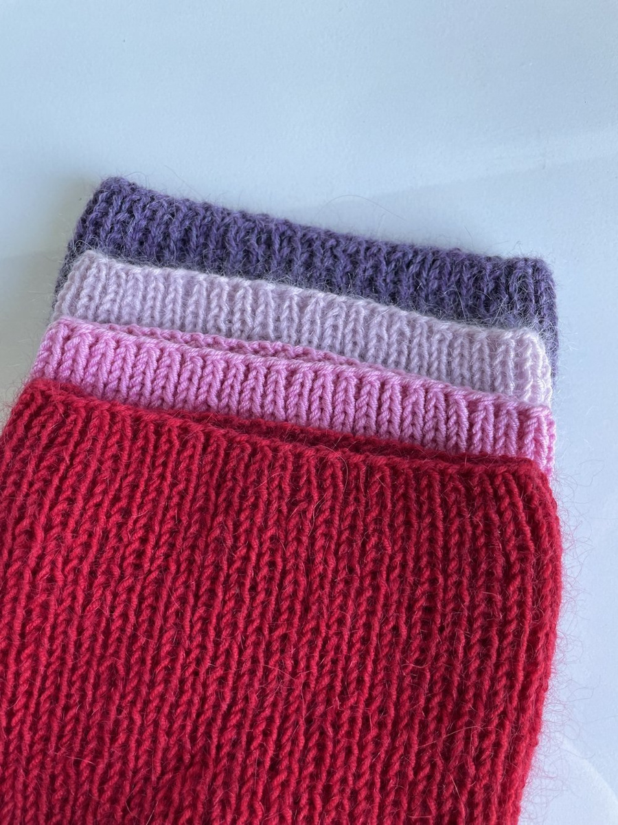 Handgemachte Damenmütze AUREA 100% Baby Merino plus Mohair und Seide 16/14 Rot