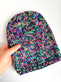 Winter Slouchy Beanie in 100% Baby Merino „Black Rainbow“ – Hand-Knitted, Thick