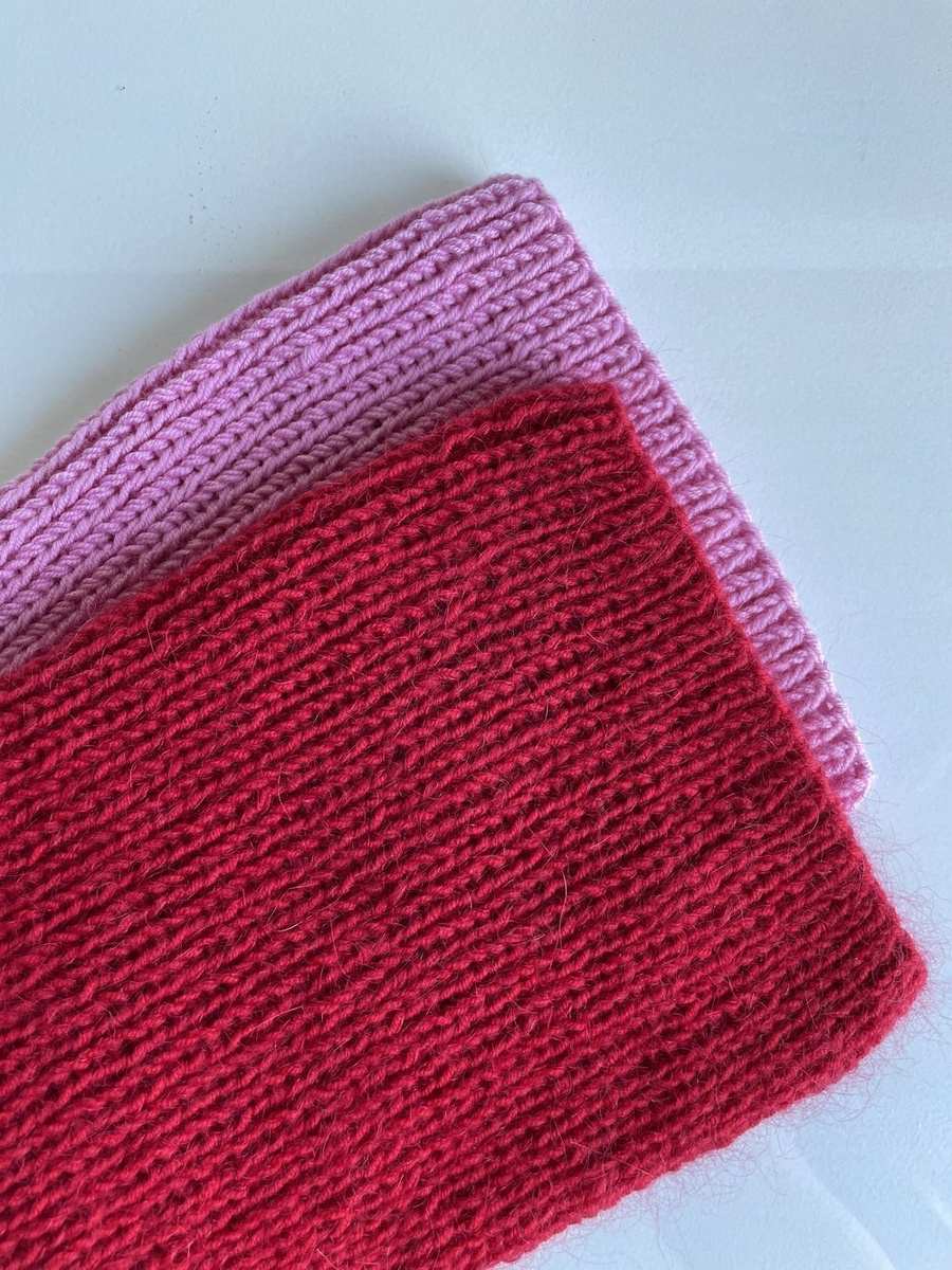 Handgemachte Damenmütze AUREA 100% Baby Merino plus Mohair und Seide 16/14 Rot