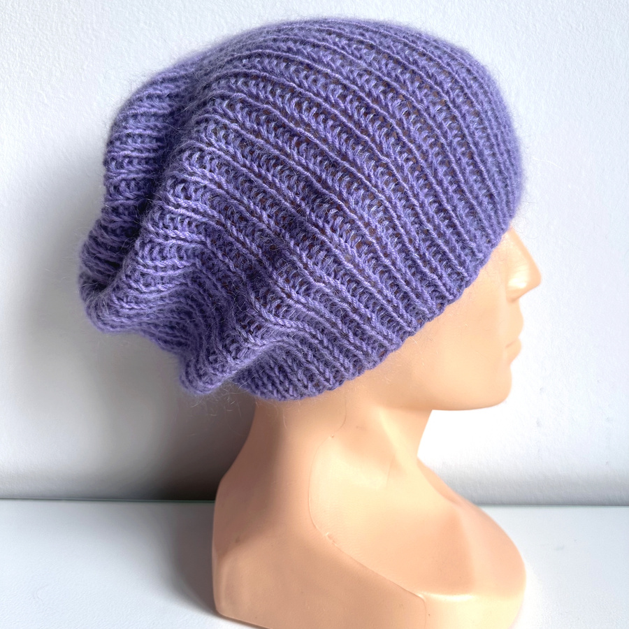 Handgemachte Damenmütze AUREA 100% Baby Merino plus Mohair und Seide 14/11 Violett