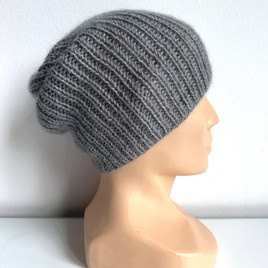 Handgemachte Damenmütze AUREA 100% Baby Merino plus Mohair und Seide 19/10 Grau