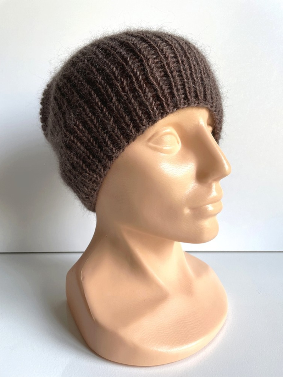Handgemachte Damenmütze AUREA 100% Baby Merino plus Mohair und Seide 52/15 Zartbitterschokolade