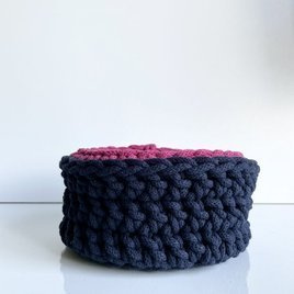 Koszyk ze sznurka bawełnianego granat 850 z fuksją 360 16x9 cm