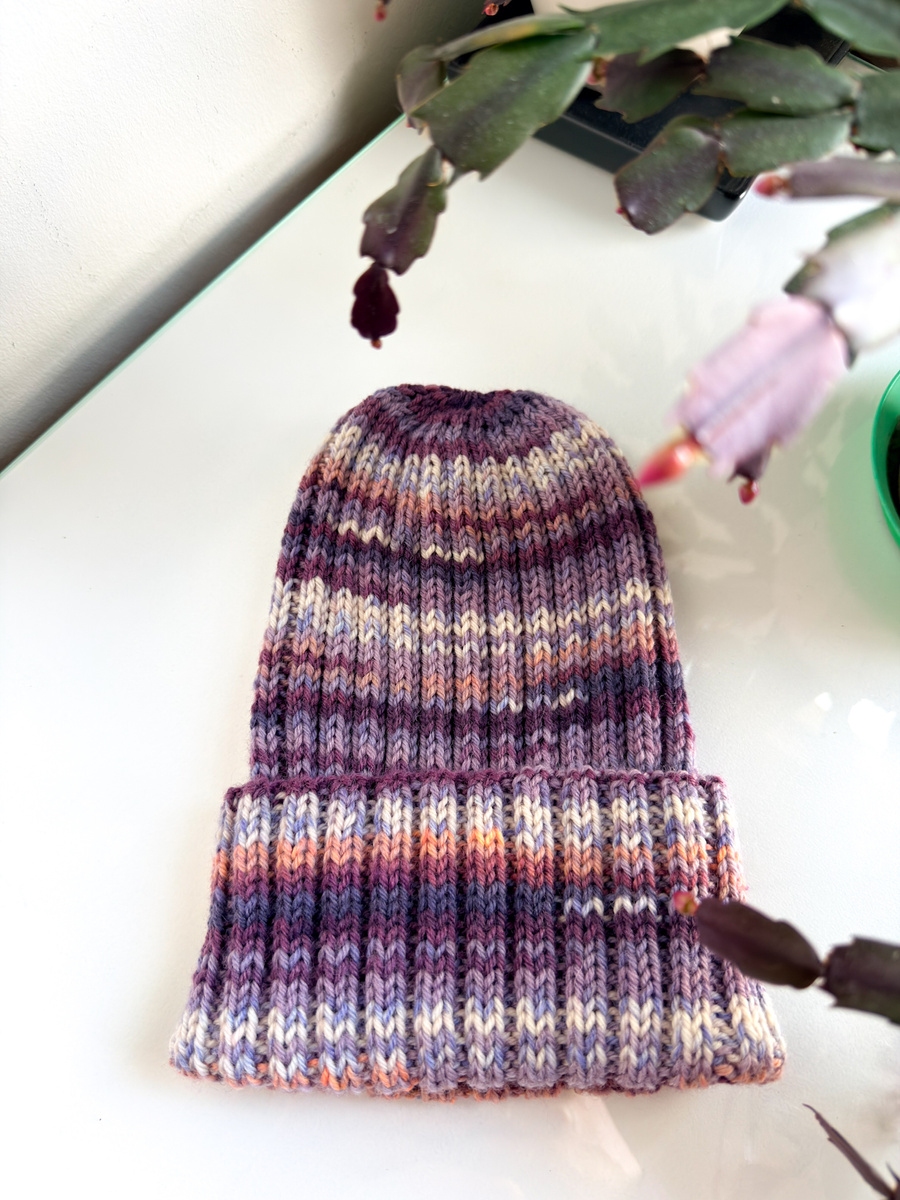 Wywijana czapka NELLI Merynos 15 fioletowy deszcz