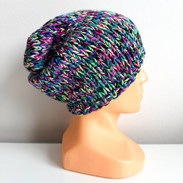 Winterliche Slouchy-Beanie aus 100% Baby Merino „Schwarzer Regenbogen“ – handgestrickt