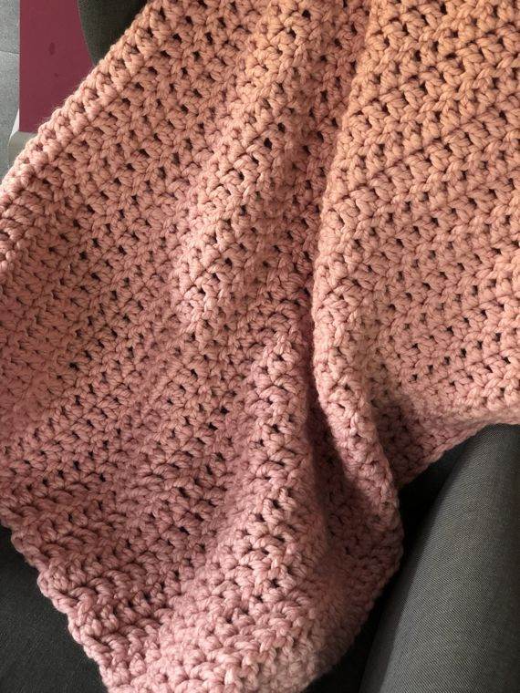 Sweterek, ocieplacz na świecę niebieski