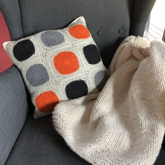 Sweterek, ocieplacz na świecę niebieski