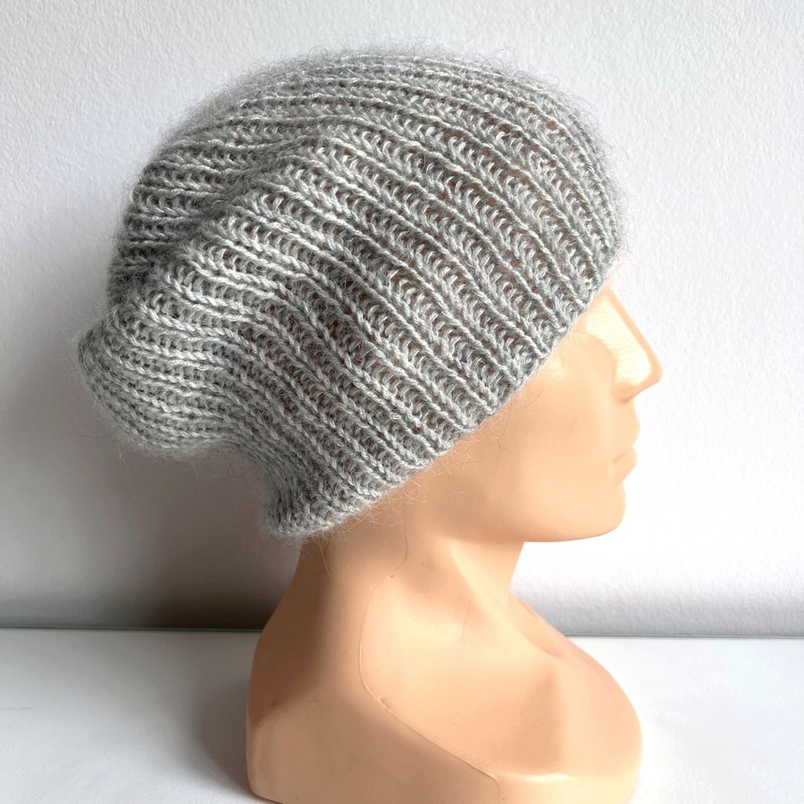 Handgemachte Damenmütze AUREA 100% Baby Merino plus Mohair und Seide 22/44 Hellgrau