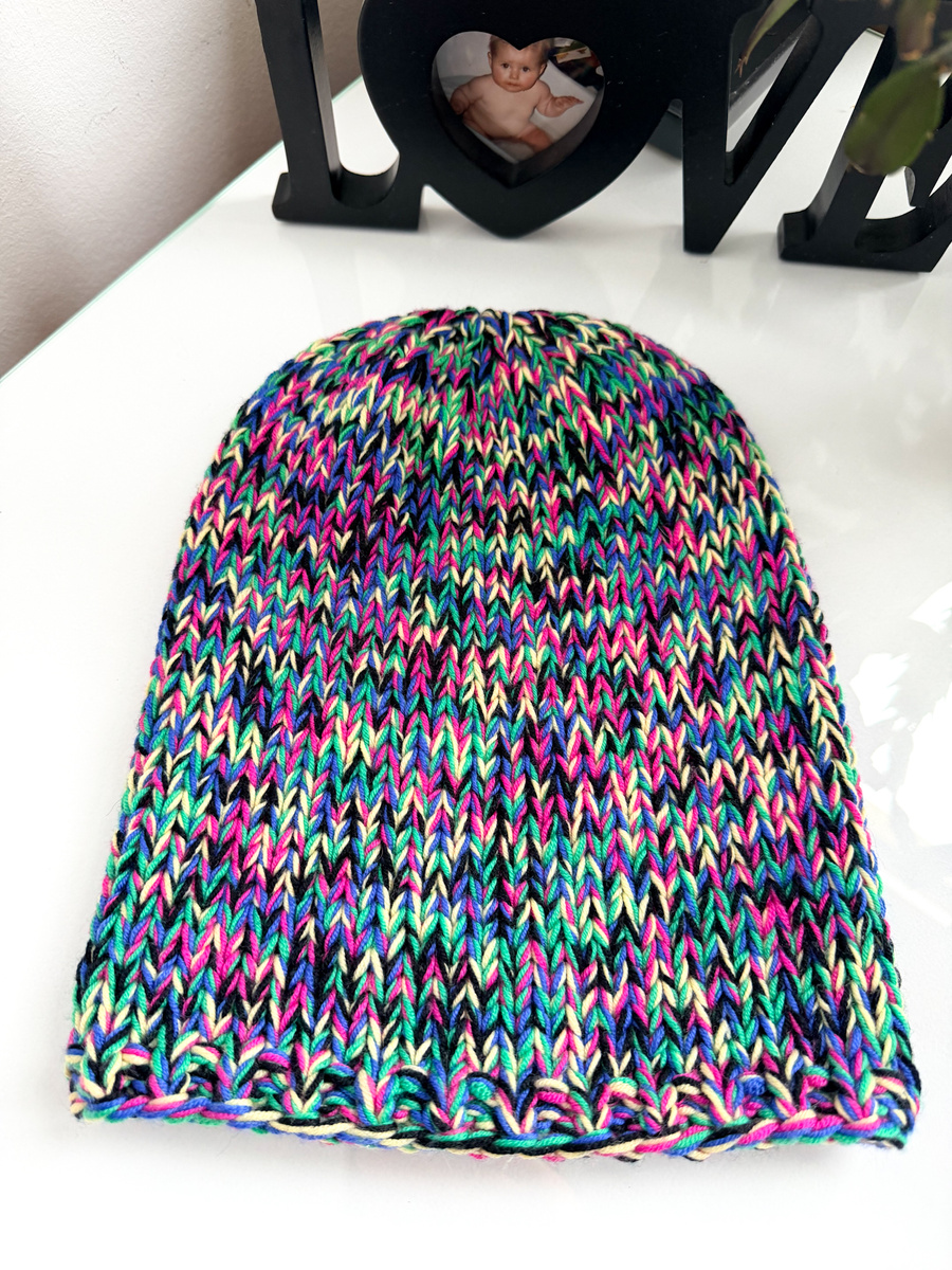 Czarna tęcza – czapka z baby merino zimowa handmade multicolor