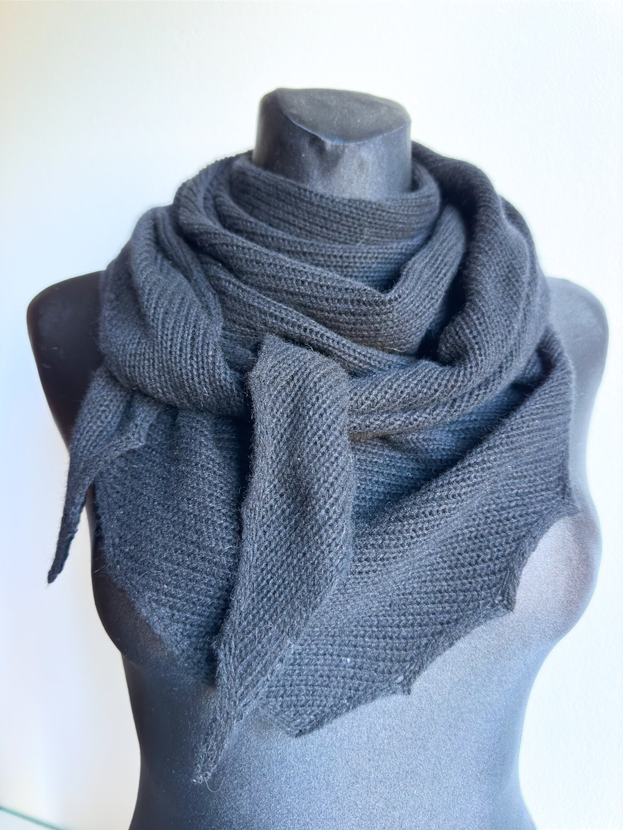 Chusta gładka, symetryczna, 100% Kaszmir 516 Nero