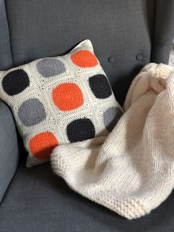 Sweterek, ocieplacz na świecę niebieski