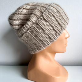 Ręcznie robiona czapka beanie MIRA 100% Merino plus moher i jedwab 50/56 jasny beż