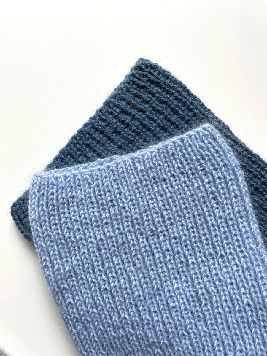 Handgemachte Damenmütze AUREA 100% Baby Merino plus Mohair und Seide 24/06 Hellblau