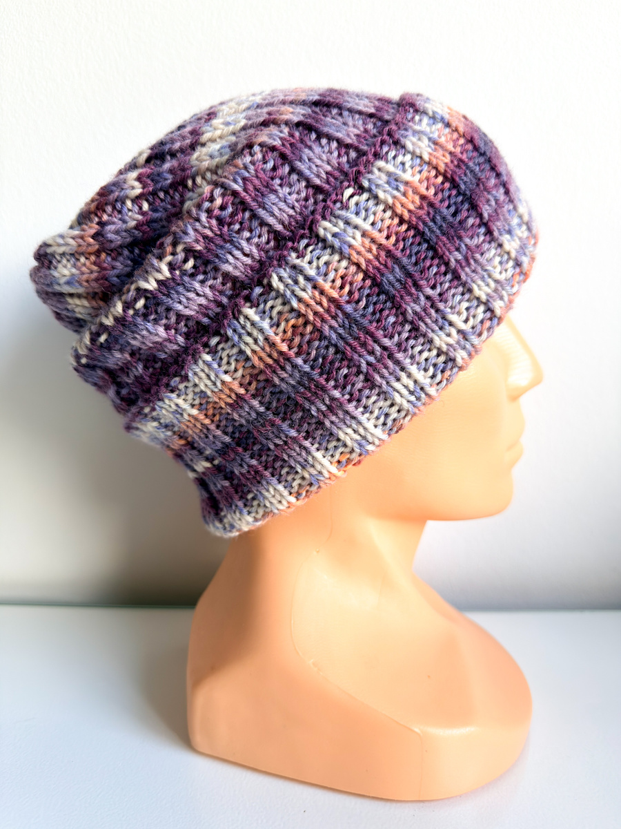 Wywijana czapka NELLI Merynos 15 fioletowy deszcz