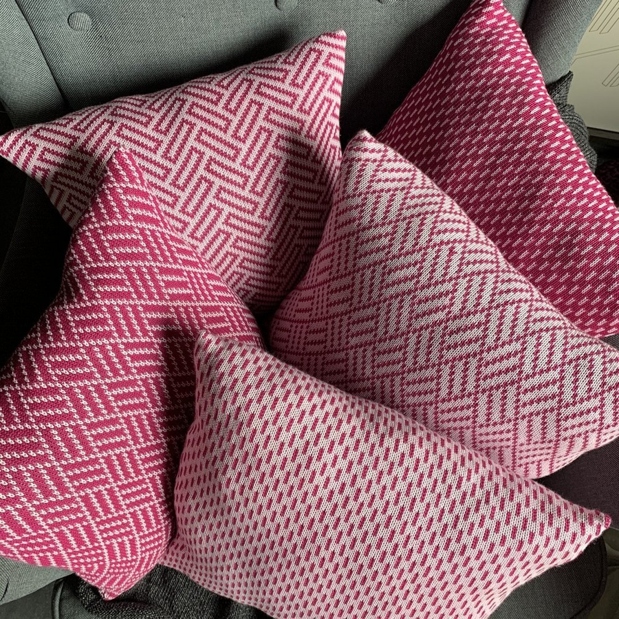 Sweterek, ocieplacz na świecę niebieski