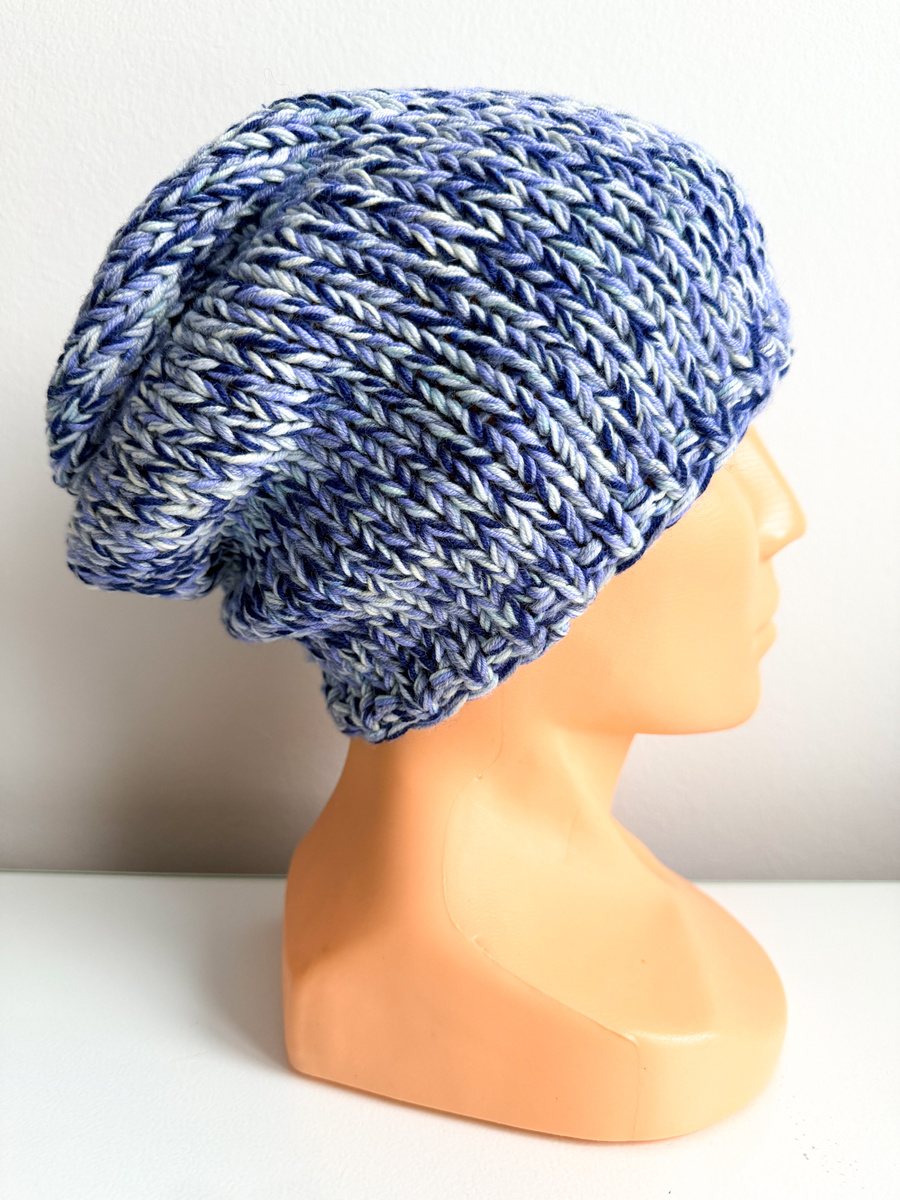 Winterliche Slouchy-Beanie aus 100% Baby Merino – Blautöne, handgestrickt