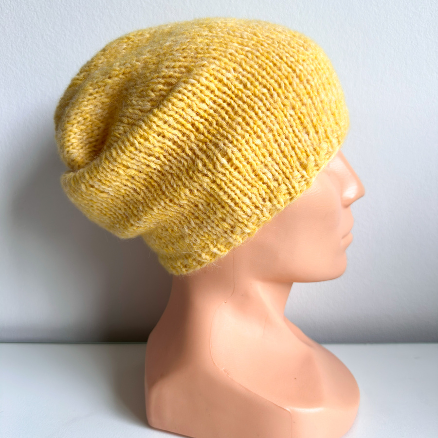 Ciepła czapka ręcznie robiona CHMURKA Alpaka 44 karminowy