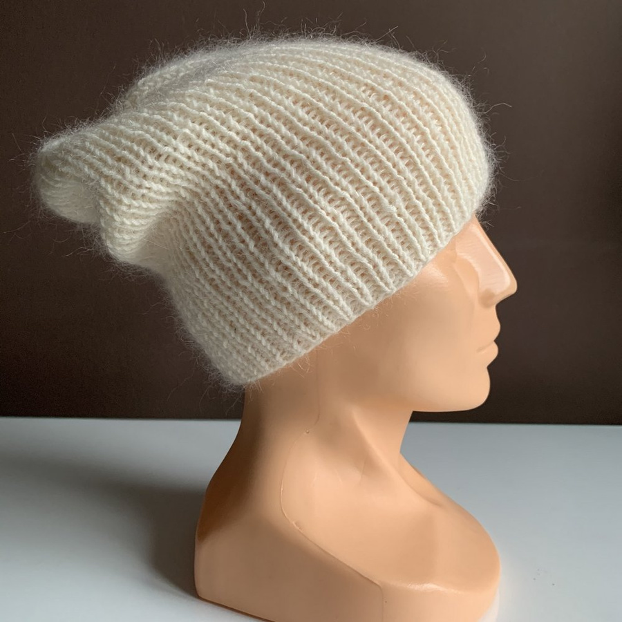 Handgefertigte Damenmütze AUREA 100% Baby Merino plus Mohair und Seide 02/01 Ecru