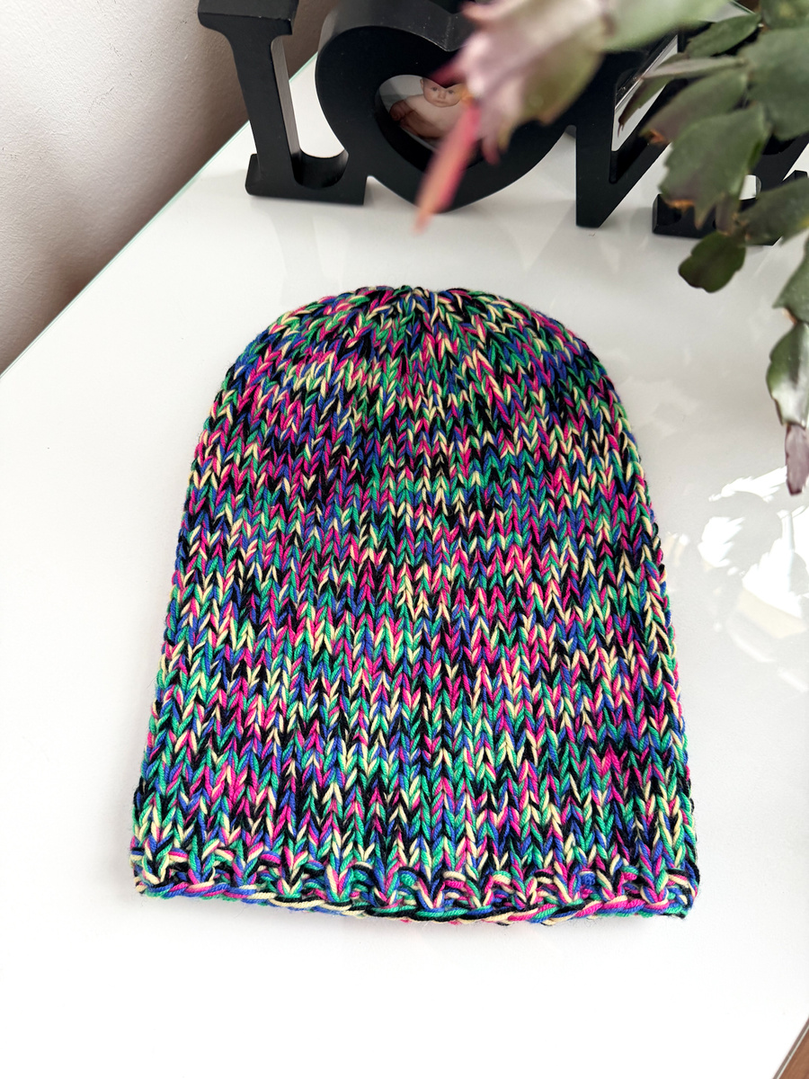 Czarna tęcza – czapka z baby merino zimowa handmade multicolor