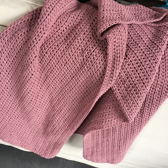 Sweterek, ocieplacz na świecę niebieski