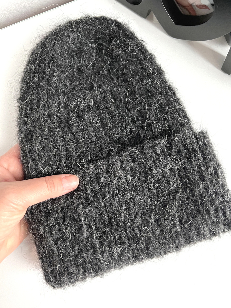 Ręcznie robiona czapka damska WATA CUKROWA Alpaka z Merynosem 05 czarny