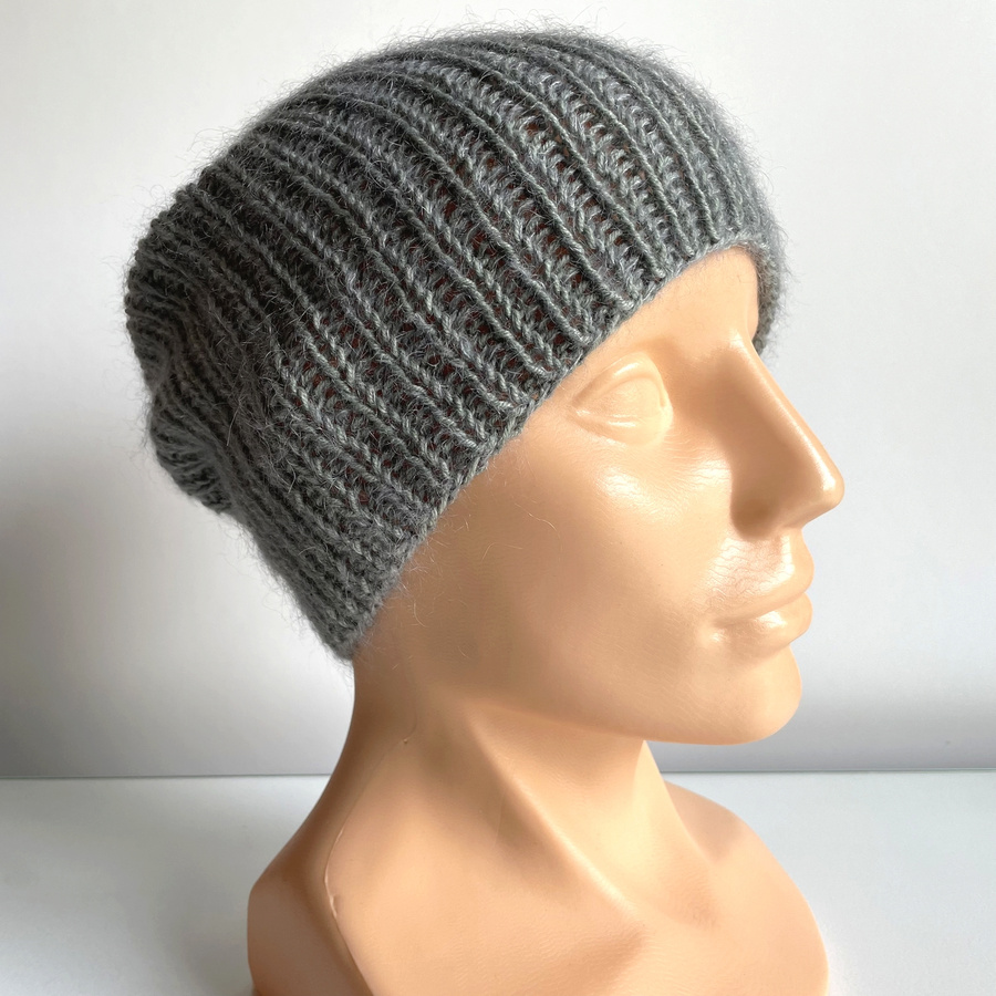Handgemachte Damenmütze AUREA 100% Baby Merino plus Mohair und Seide 50/10 Grüne Salbei