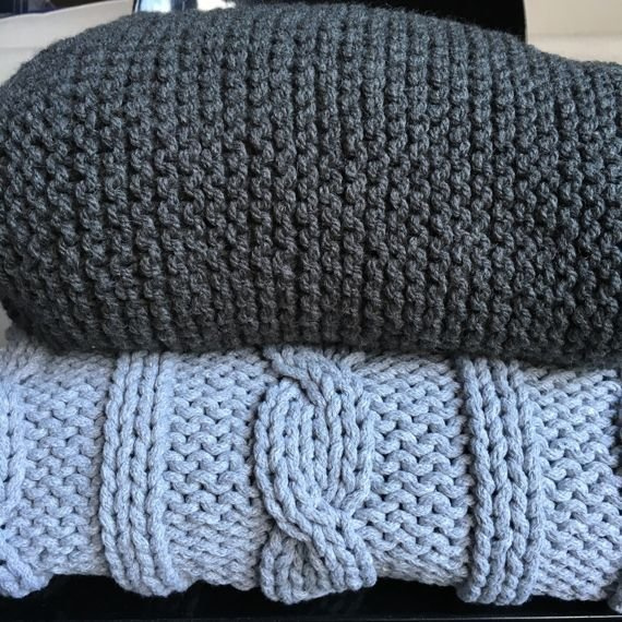 Sweterek, ocieplacz na świecę niebieski