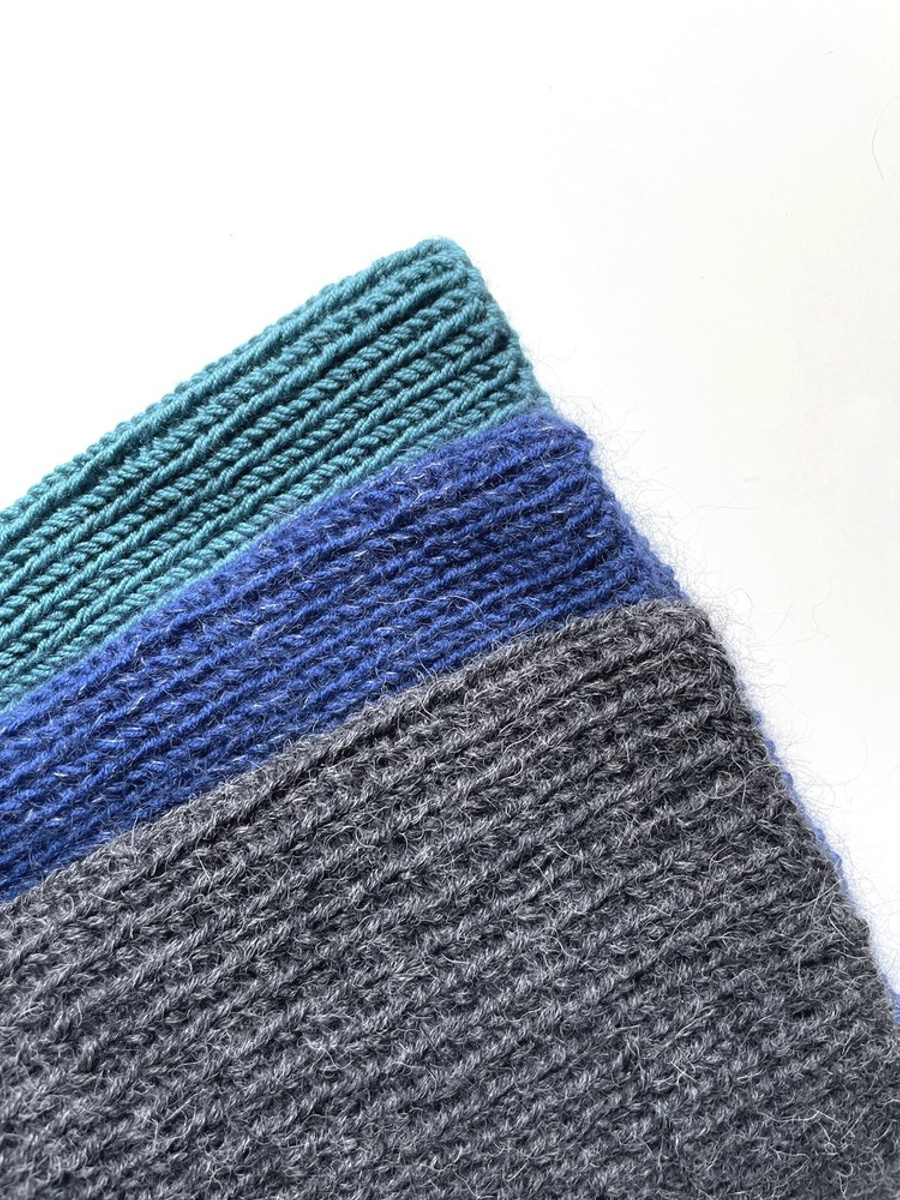 Handgemachte Damenmütze AUREA 100% Baby Merino plus Mohair und Seide 30/28 Blau