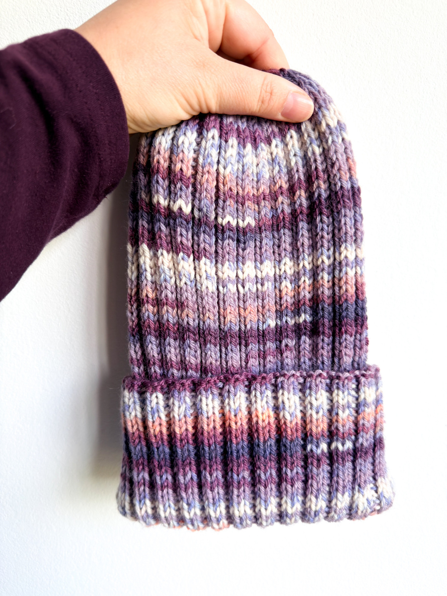 Wywijana czapka NELLI Merynos 15 fioletowy deszcz