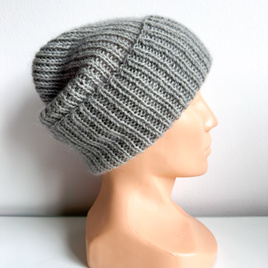 Ręcznie robiona czapka beanie AUREA G 100% Merynos plus moher i jedwab 940/4400 Szary Pył