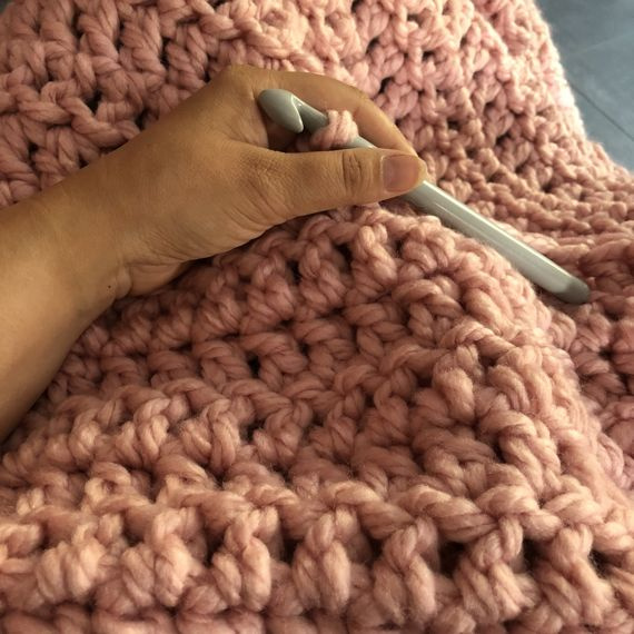 Sweterek, ocieplacz na świecę niebieski