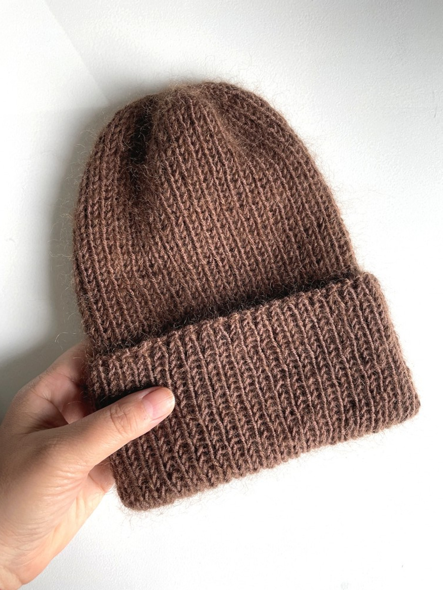 Ręcznie robiona czapka beanie AUREA 100% Baby Merino plus moher i jedwab 52/35 czekolada