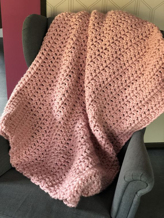 Sweterek, ocieplacz na świecę niebieski