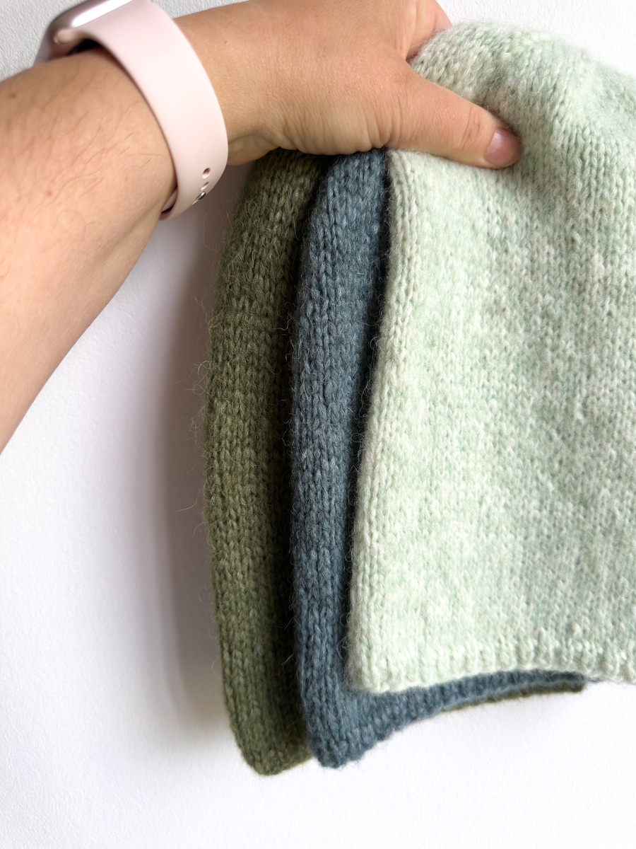 Ciepła czapka ręcznie robiona CHMURKA Alpaka 44 karminowy