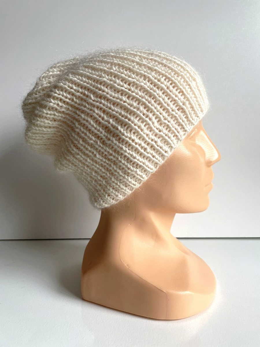 Handgefertigte Damenmütze AUREA 100% Baby Merino plus Mohair und Seide 02/01 Ecru