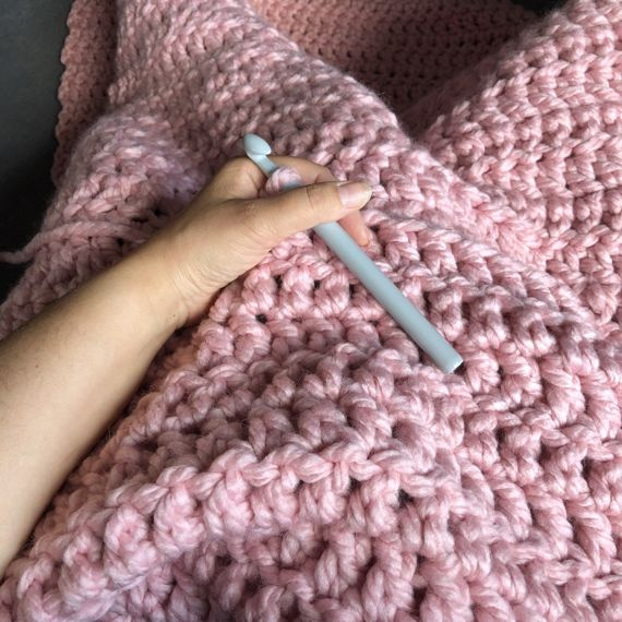 Sweterek, ocieplacz na świecę niebieski