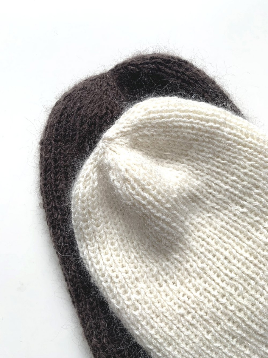 Handgefertigte Damenmütze AUREA 100% Baby Merino plus Mohair und Seide 02/01 Ecru
