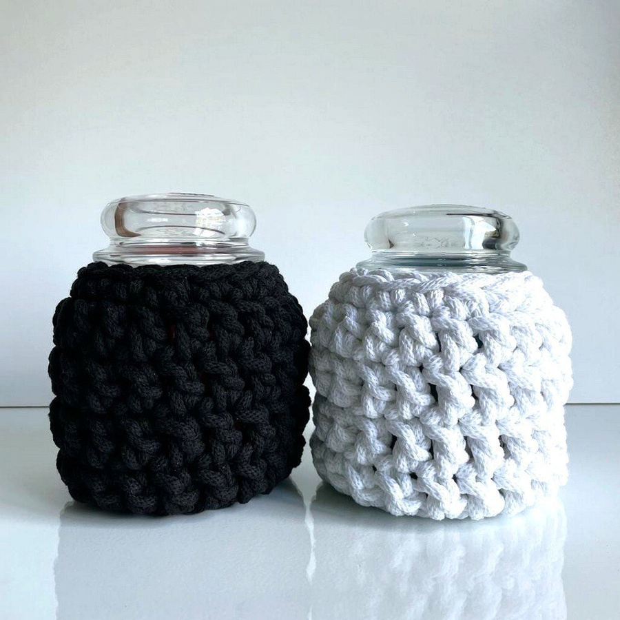 Ręcznie robiony Sweterek na świecę średnią ze sznurka bawełnianego 000 biały