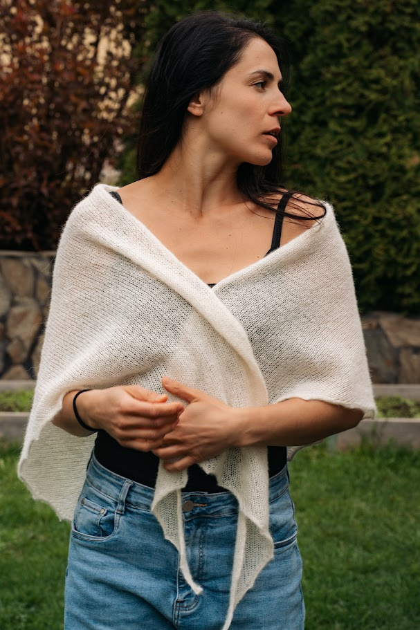 Symmetrical alpaca and silk shawl 01 Ecru