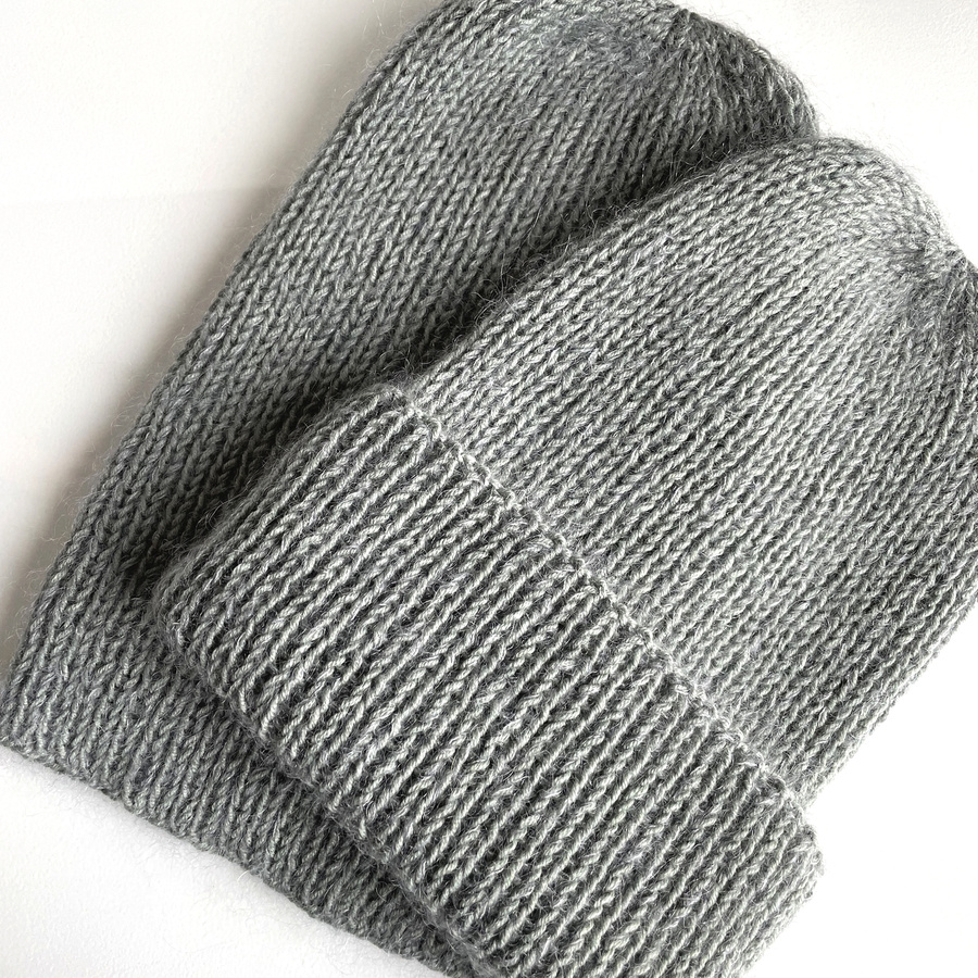 Handgemachte Damenmütze AUREA 100% Baby Merino plus Mohair und Seide 50/10 Grüne Salbei