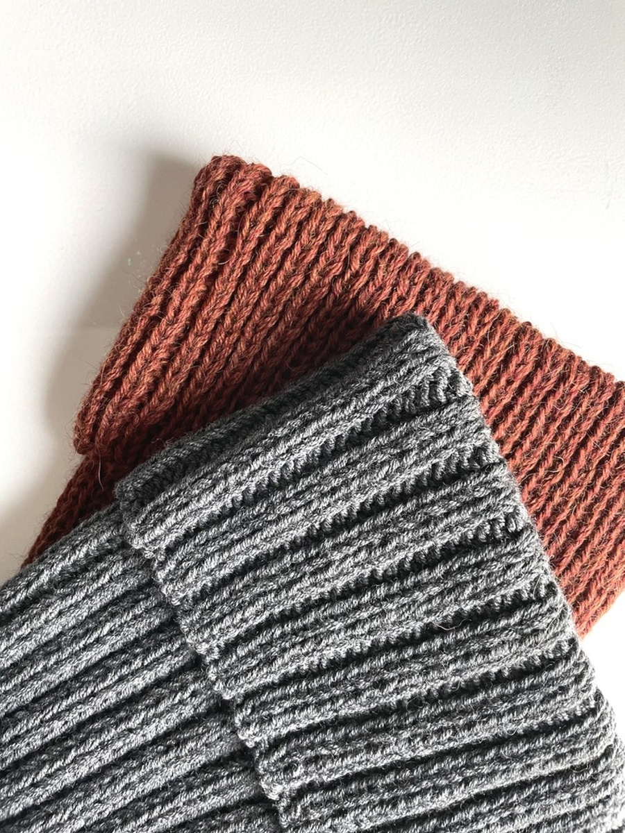 Wywijana czapka merino HELLI 100% Baby Merino 20 Ciemny Szary