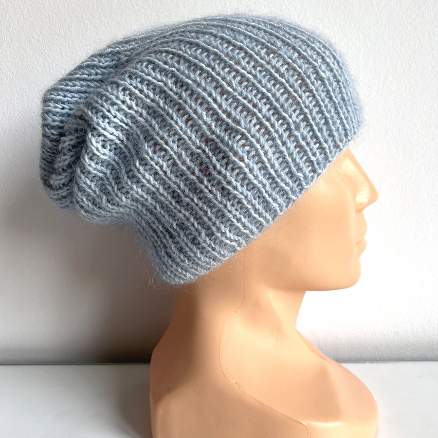 Handgemachte Damenmütze AUREA 100% Baby Merino plus Mohair und Seide 43/06 Helles Seegrün