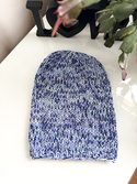 Winterliche Slouchy-Beanie aus 100% Baby Merino – Blautöne, handgestrickt