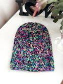 Winterliche Slouchy-Beanie aus 100% Baby Merino „Schwarzer Regenbogen“ – handgestrickt