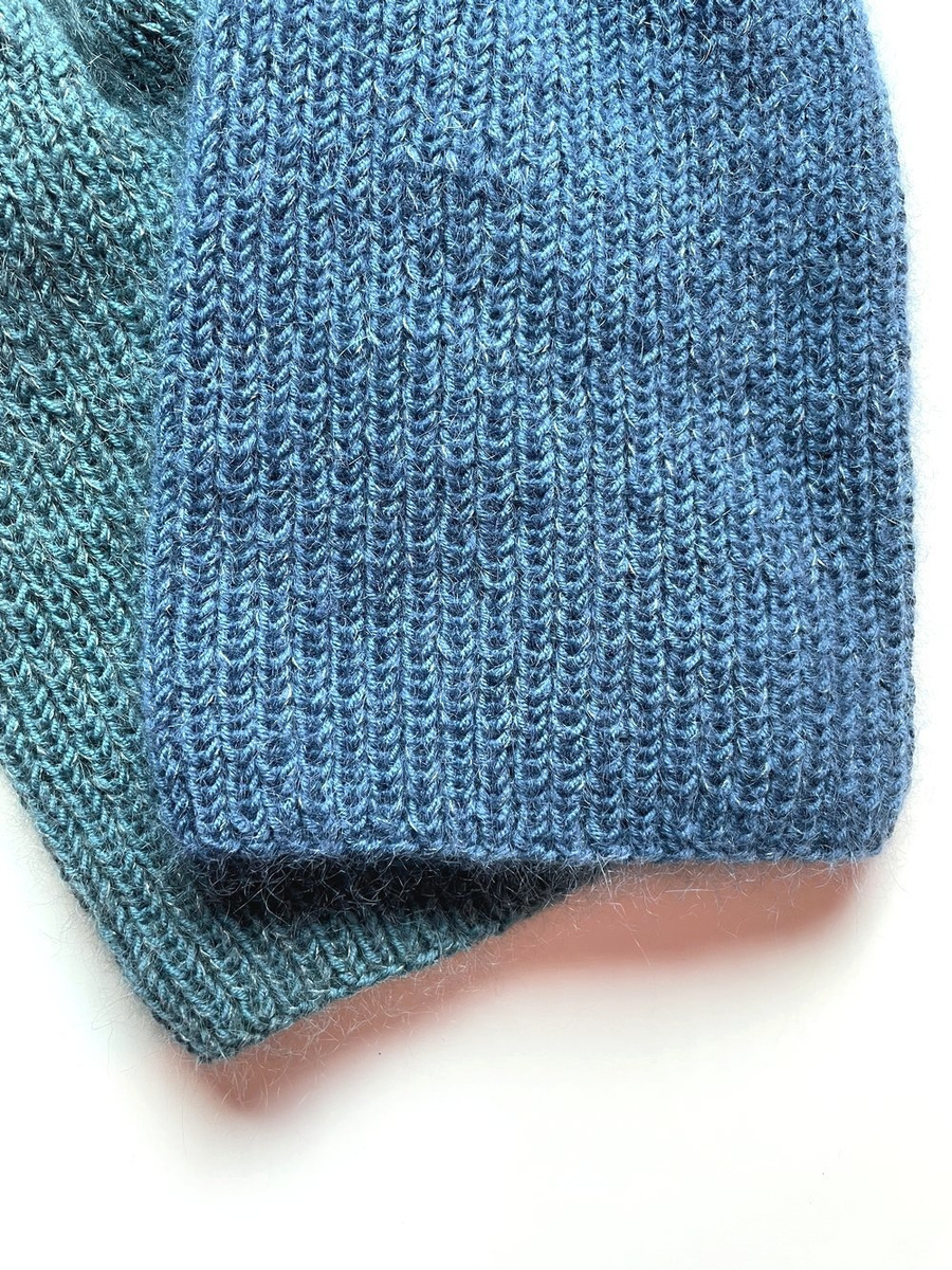 Handgemachte Damenmütze AUREA 100% Baby Merino plus Mohair und Seide 42/27 Petrol
