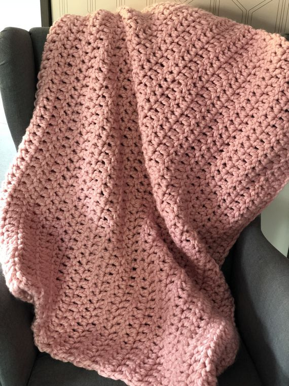 Sweterek, ocieplacz na świecę niebieski