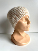 Handgefertigte Damenmütze AUREA 100% Baby Merino plus Mohair und Seide 02/01 Ecru