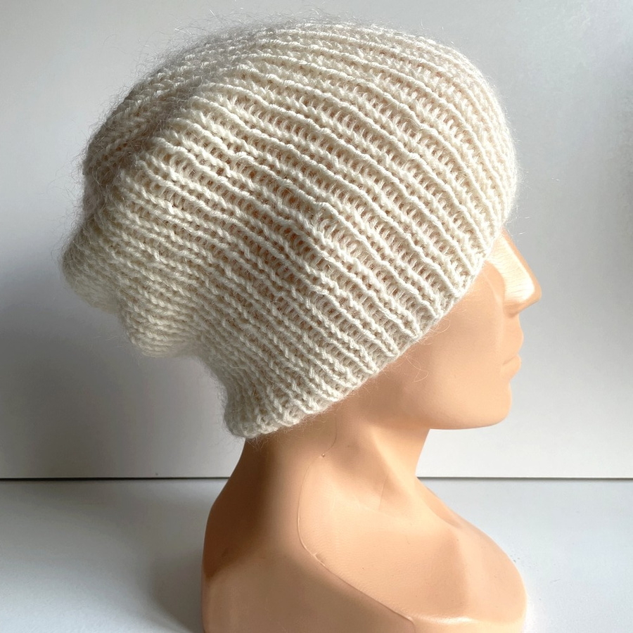 Handgefertigte Damenmütze AUREA 100% Baby Merino plus Mohair und Seide 02/01 Ecru