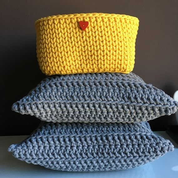 Sweterek, ocieplacz na świecę niebieski